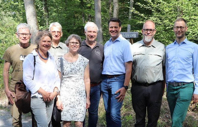 In das Projekt eingebunden sind (von links): Dr. Folke Damminger, Dr. Ulrike Laible (beide Landesdenkmalamt), Projektinitiator Ulrich Klotz, die Knittlinger Stadträte Gitta Lampert und Martin Reinhardt, Maulbronns Bürgermeister Aaron Treut, Hartmut Flunkert (Forst BW) und LRA-Dezernent Holger Nickel. <span class='image-autor'>Fotos: Weimper</span>