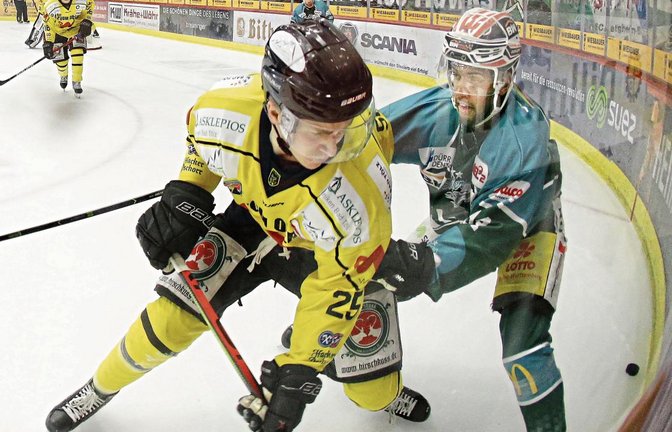 Lukas Laub (rechts) ist nach überstandener Verletzung ins Team zurückgekehrt. Gegen die Tölzer Löwen setzte es zwei Niederlagen. Foto: Baumann