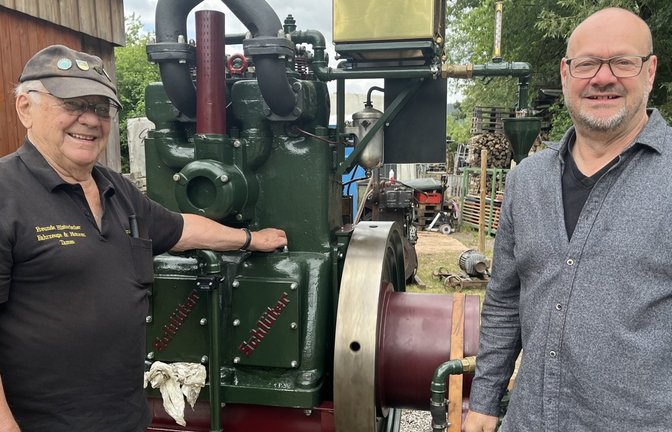 Werner (links) und Alexander Danner demonstrieren ihre Maschine.  <span class='image-autor'>Fotos: Glemser</span>