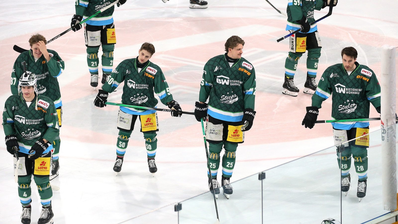 Ratlose Gesichter bei den Spielern der Steelers nach der 1:7-Packung. Foto: Baumann Ratlose Gesichter bei den Spielern der Steelers nach der 1:7-Packung. Foto: Baumann
