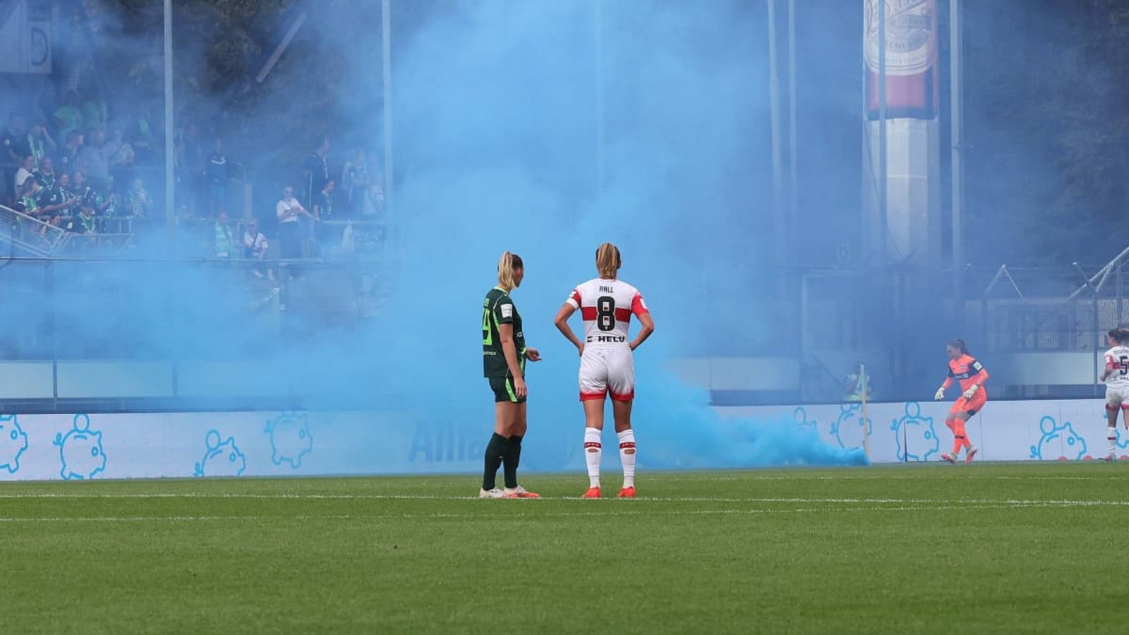 Weil Unbekannte Rauchbomben aufs Spielfeld warfen, musste die Partie zwischen dem VfB und Wolfsburg unterbrochen werden.IMAGO/Hansjürgen Britsch Weil Unbekannte Rauchbomben aufs Spielfeld warfen, musste die Partie zwischen dem VfB und Wolfsburg unterbrochen werden.IMAGO/Hansjürgen Britsch