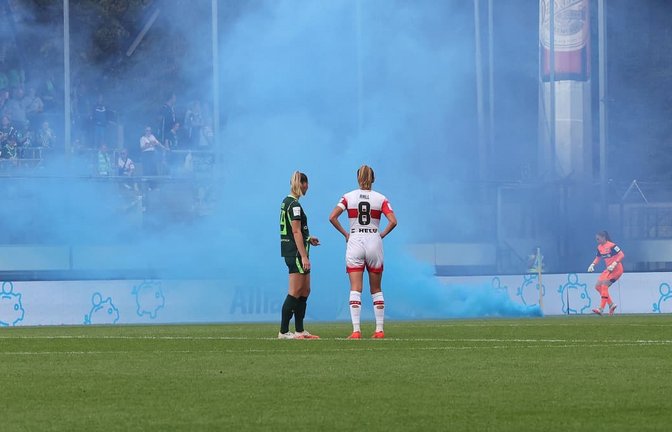 Weil Unbekannte Rauchbomben aufs Spielfeld warfen, musste die Partie zwischen dem VfB und Wolfsburg unterbrochen werden.<span class='image-autor'>IMAGO/Hansjürgen Britsch</span>