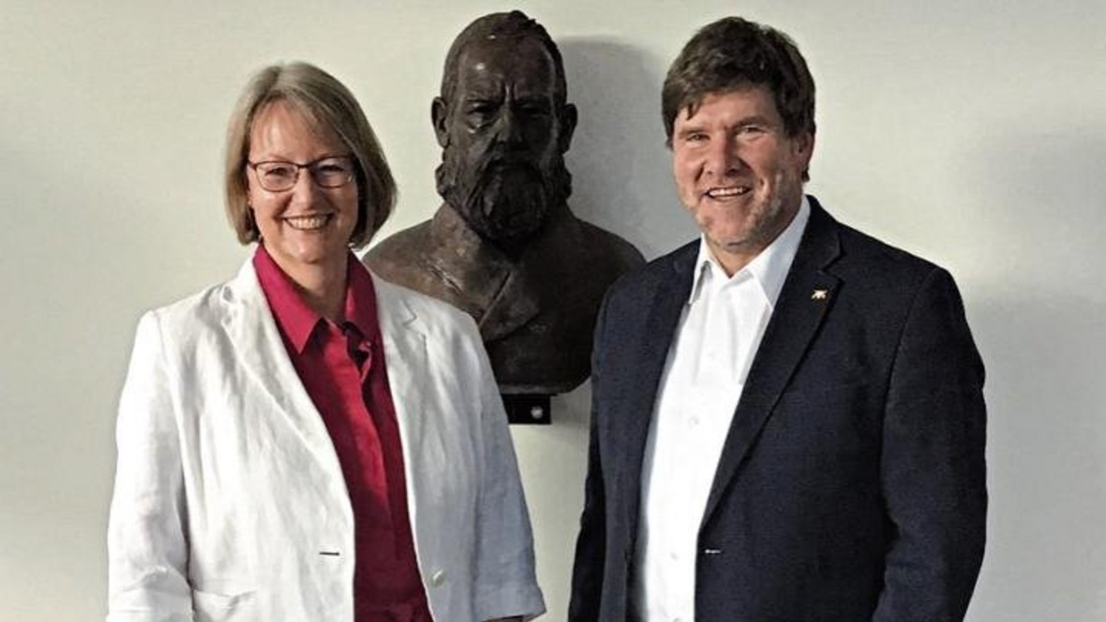 Hella Steineck-Kinder, Vorstandsmitglied und Markus Rösler, Vorstandsvorsitzender der Rebmann-Stiftung bei der Büste von Johannes Rebmann im Sitzungssaal des Gerlinger Rathauses. Foto: p Hella Steineck-Kinder, Vorstandsmitglied und Markus Rösler, Vorstandsvorsitzender der Rebmann-Stiftung bei der Büste von Johannes Rebmann im Sitzungssaal des Gerlinger Rathauses. Foto: p