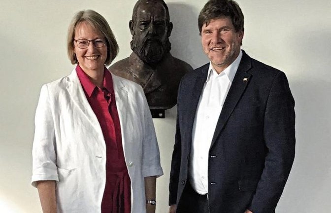 Hella Steineck-Kinder, Vorstandsmitglied und Markus Rösler, Vorstandsvorsitzender der Rebmann-Stiftung bei der Büste von Johannes Rebmann im Sitzungssaal des Gerlinger Rathauses. Foto: p