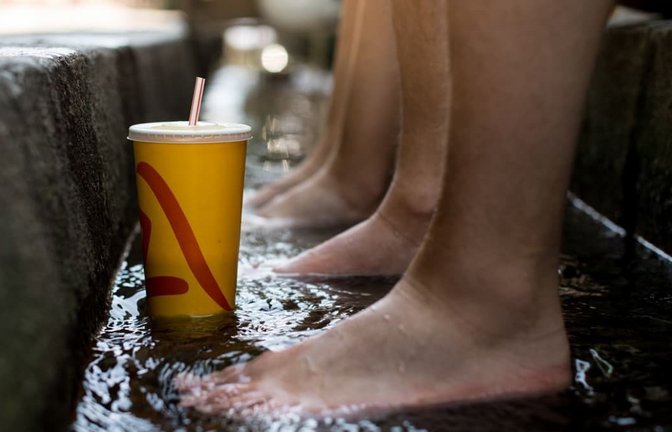 Wassertreten wie bei Kaltwassertherapeut Sebastian Kneipp wie hier in Freiburg mag kurzzeitig helfen, ein Allheilmittel gegen die Folgen des Klimawandels ist es aber nicht.<span class='image-autor'>Patrick Seeger/dpa</span>