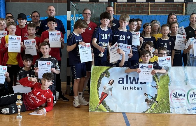 Die Nachwuchs-Handballer freuen sich über Pokale, Urkunden und über viele Tore. <span class='image-autor'>Foto: privat</span>