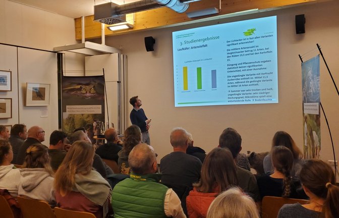 Das Publikum lauscht im Naturparkzentrum den Ausführung von Andreas Fallert, dem Geschäftsführer des LEV Ludwigsburg.  <span class='image-autor'>Foto: p</span>