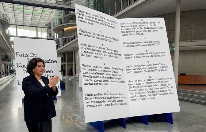 Ruth Ur, Geschäftsführerin von Yad Vashem Deutschland, vor einer Tafel mit den Empfehlungen, die ein jüdischer Vater 1939 seiner Tochter  mitgegeben hat. Sie sahen sich nie wieder.<span class='image-autor'>Foto: Sellner</span>