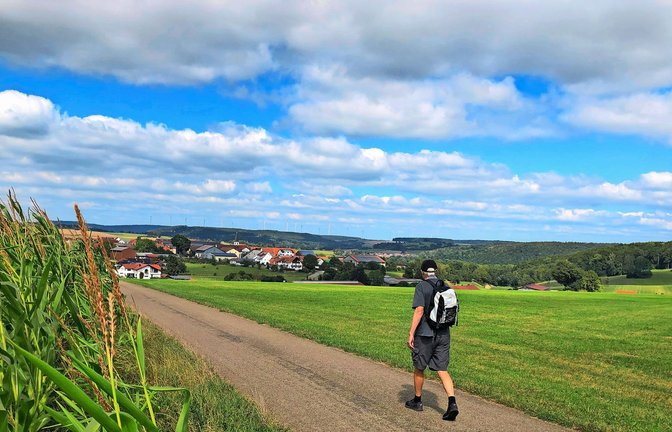 Den Windpark Stötten im Blick: Wanderer bei Oberweckerstell.<span class='image-autor'>Foto: /Jakob Panitz</span>