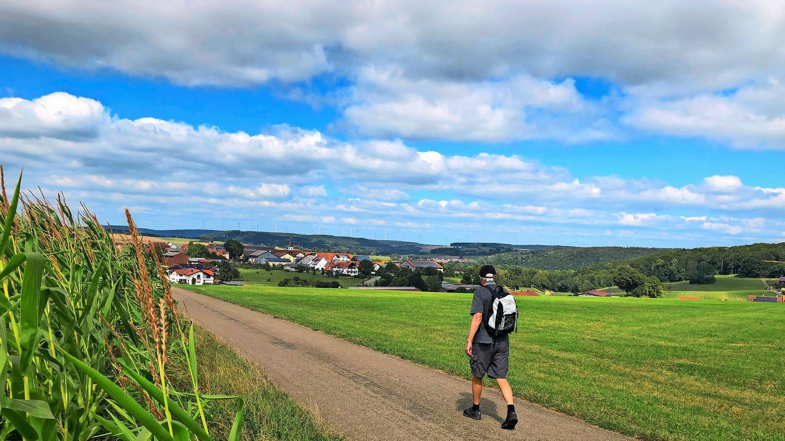 Den Windpark Stötten im Blick: Wanderer bei Oberweckerstell.Foto: /Jakob Panitz