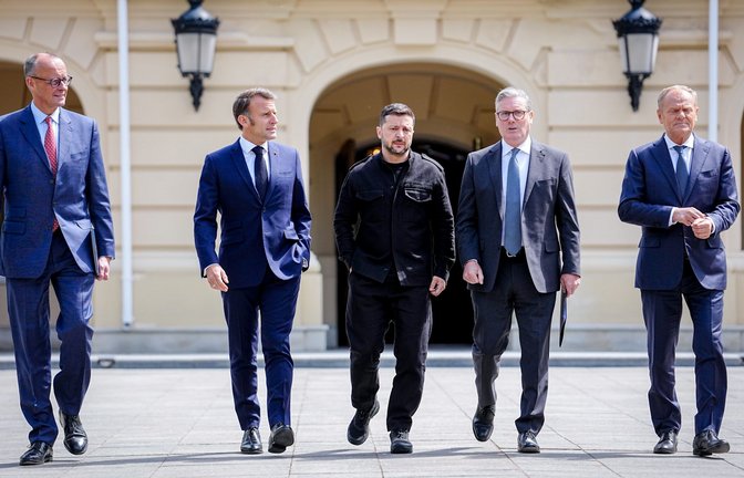 Bundeskanzler Friedrich Merz (von links), Frankreichs Präsident Emmanuel Macron, Wolodymyr Selenskyj, Präsident der Ukraine, Keir Starmer, Premierminister von Großbritannien, und Donald Tusk, Ministerpräsident von Polen haben in Kiew Russland mit Sanktionen gedroht. Die werden von der EU nun umgesetzt.<span class='image-autor'>Foto: Kay Nietfeld/dpa</span>