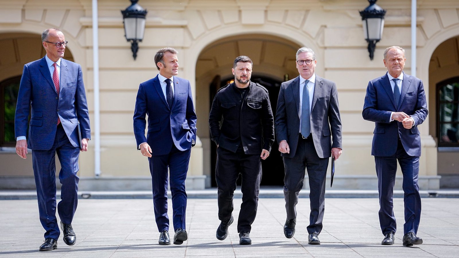 Bundeskanzler Friedrich Merz (von links), Frankreichs Präsident Emmanuel Macron, Wolodymyr Selenskyj, Präsident der Ukraine, Keir Starmer, Premierminister von Großbritannien, und Donald Tusk, Ministerpräsident von Polen haben in Kiew Russland mit Sanktionen gedroht. Die werden von der EU nun umgesetzt.Foto: Kay Nietfeld/dpa Bundeskanzler Friedrich Merz (von links), Frankreichs Präsident Emmanuel Macron, Wolodymyr Selenskyj, Präsident der Ukraine, Keir Starmer, Premierminister von Großbritannien, und Donald Tusk, Ministerpräsident von Polen haben in Kiew Russland mit Sanktionen gedroht. Die werden von der EU nun umgesetzt.Foto: Kay Nietfeld/dpa