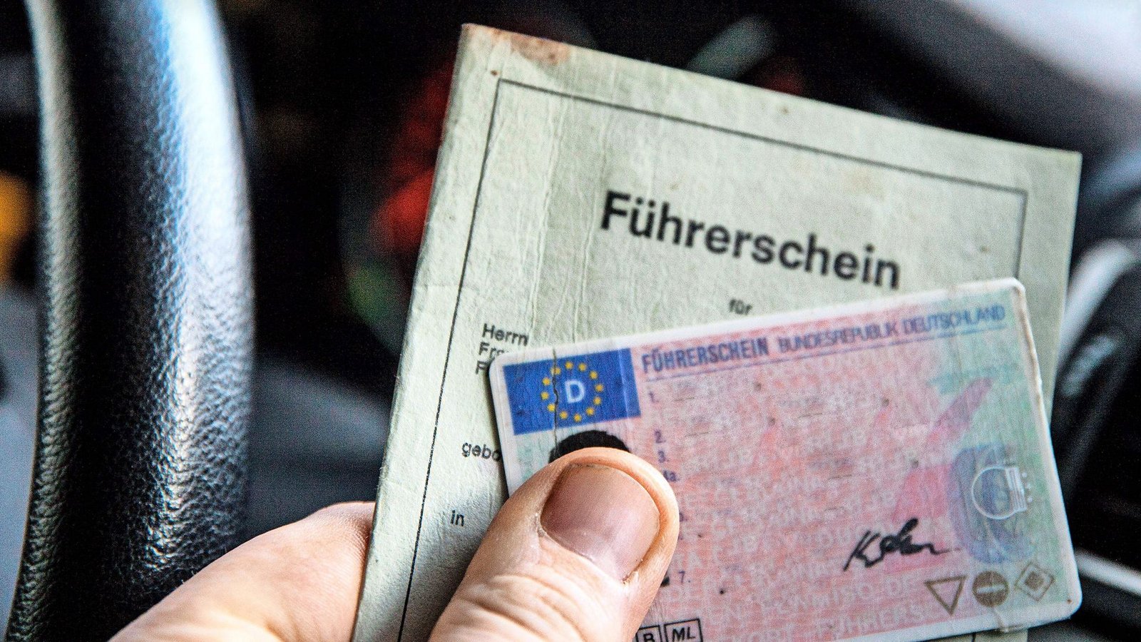 Die Männer sollen für theoretische und praktische Führerscheinprüfungen Doppelgänger vermittelt haben. (Symbolfoto)Foto: IMAGO/Fotostand / K. Schmitt
