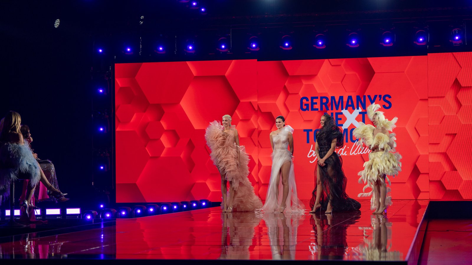 von 49 Kandidatinnen ziehen nur 25 ins GNTM-Modelhaus ein.Foto: ProSieben/Daniel Graf von 49 Kandidatinnen ziehen nur 25 ins GNTM-Modelhaus ein.Foto: ProSieben/Daniel Graf