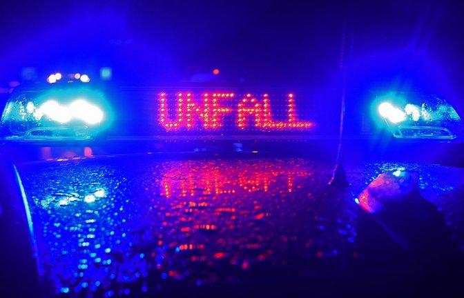 Bei der Kollision wurde eine Person leicht verletzt. (Symbolbild)<span class='image-autor'>Foto: Stefan Puchner/dpa</span>