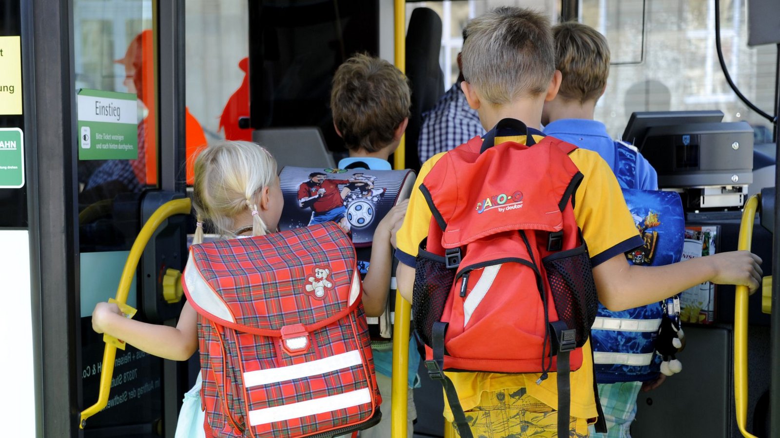 Es fehlen Busfahrer, um die Schülerinnen und Schüler zur Schule zu bringen. Mit Sorge blicken die Busunternehmen auf die beginnende Schulbussaison.Foto: dpa/Franziska / Kraufmann Es fehlen Busfahrer, um die Schülerinnen und Schüler zur Schule zu bringen. Mit Sorge blicken die Busunternehmen auf die beginnende Schulbussaison.Foto: dpa/Franziska / Kraufmann