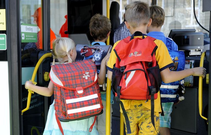 Es fehlen Busfahrer, um die Schülerinnen und Schüler zur Schule zu bringen. Mit Sorge blicken die Busunternehmen  auf die beginnende Schulbussaison.<span class='image-autor'>Foto: dpa/Franziska / Kraufmann</span>