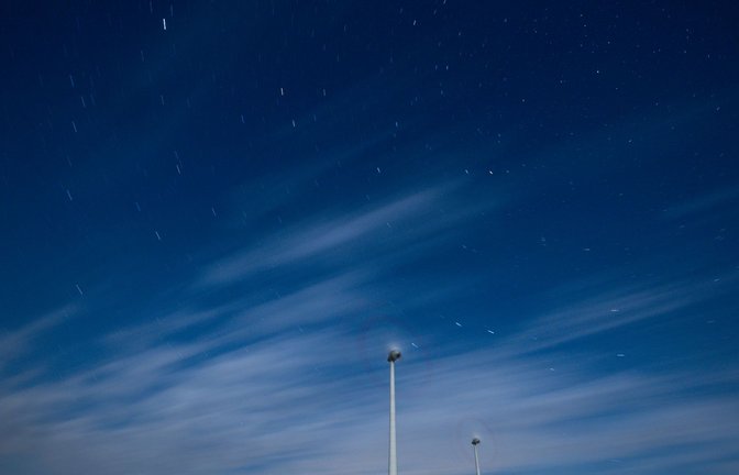 Der helle Mond erschwerte heute Nacht die Sicht auf die Sternschnuppen.<span class='image-autor'>Foto: Jens Büttner/dpa</span>