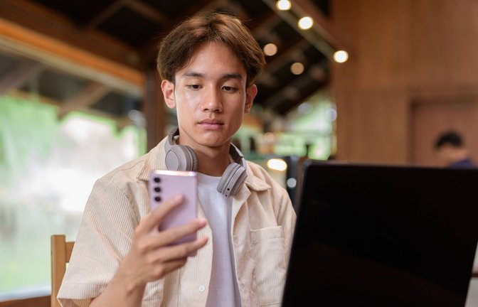 Lieber Homeoffice oder vom Café aus arbeiten, statt Präsenz zeigen im Büro? Die Gen Z kämpft mit vielen Vorurteilen.<span class='image-autor'>Foto: IMAGO/Zoonar</span>
