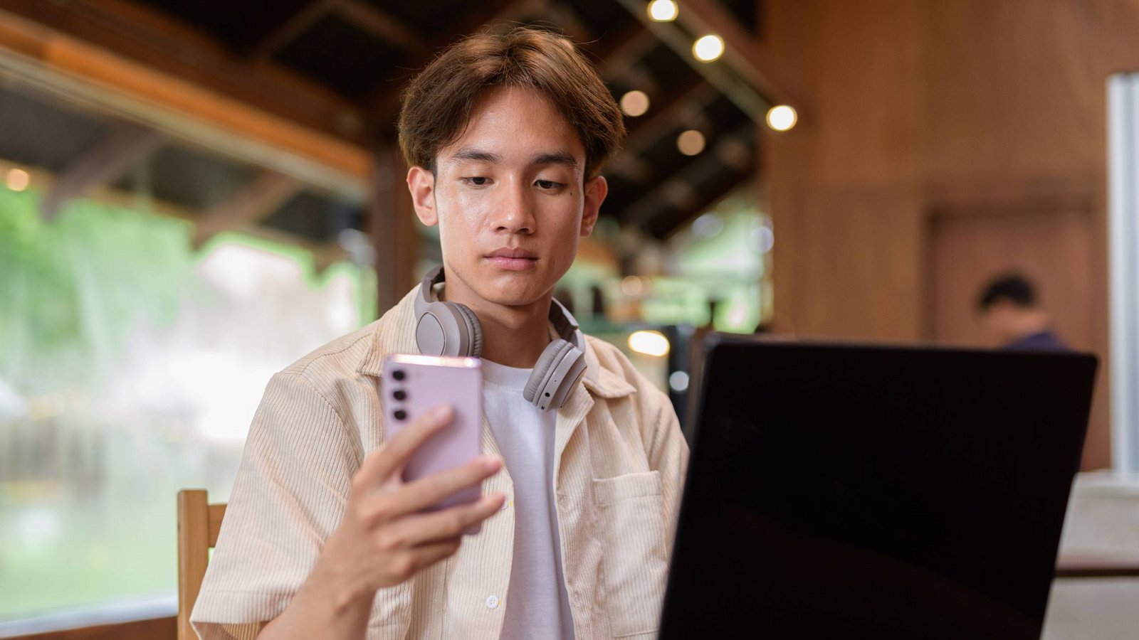 Lieber Homeoffice oder vom Café aus arbeiten, statt Präsenz zeigen im Büro? Die Gen Z kämpft mit vielen Vorurteilen.Foto: IMAGO/Zoonar Lieber Homeoffice oder vom Café aus arbeiten, statt Präsenz zeigen im Büro? Die Gen Z kämpft mit vielen Vorurteilen.Foto: IMAGO/Zoonar