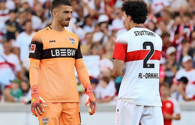 Im Austausch: Fabian Bredlow (li.) und Abwehrspieler Ameen Al-Dakhil<span class='image-autor'>Foto: Baumann</span>