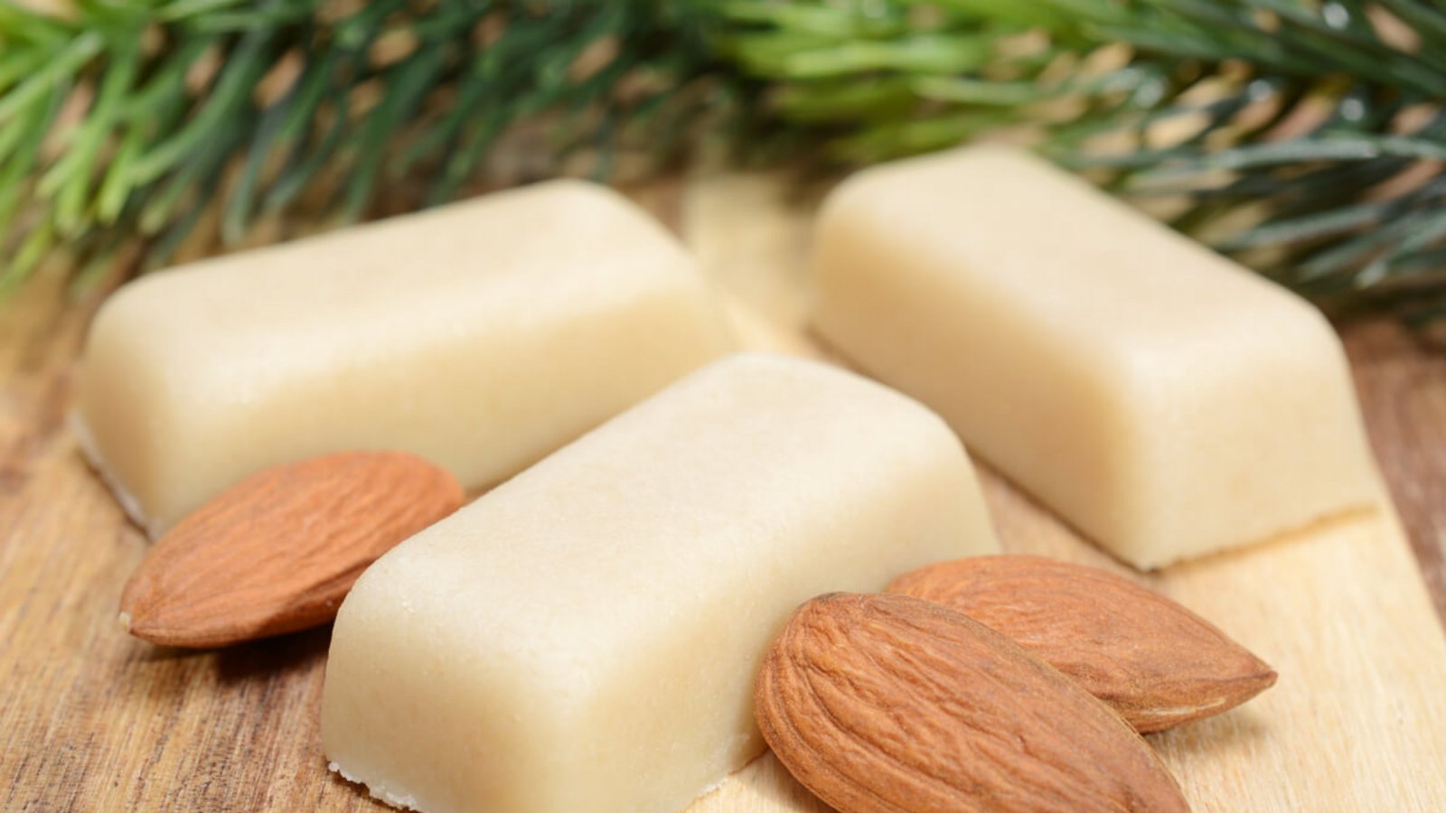 Alles über die Herstellung von Marzipan. Daraus besteht die Mandel-Süßspeise. So machen Sie Marzipan selber.Foto: Dan Race / Shutterstock.com