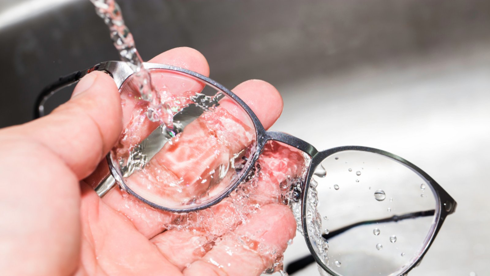 Unter laufendem Wasser klappt die Reinigung am besten.Foto: Phattara Away / shutterstock.com Unter laufendem Wasser klappt die Reinigung am besten.Foto: Phattara Away / shutterstock.com