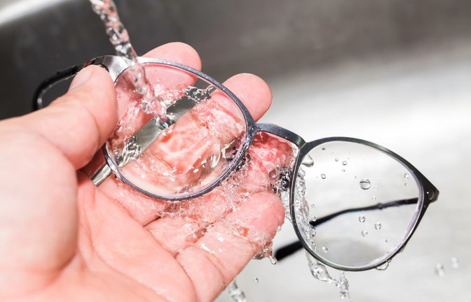 Unter laufendem Wasser klappt die Reinigung am besten.<span class='image-autor'>Foto: Phattara Away / shutterstock.com</span>