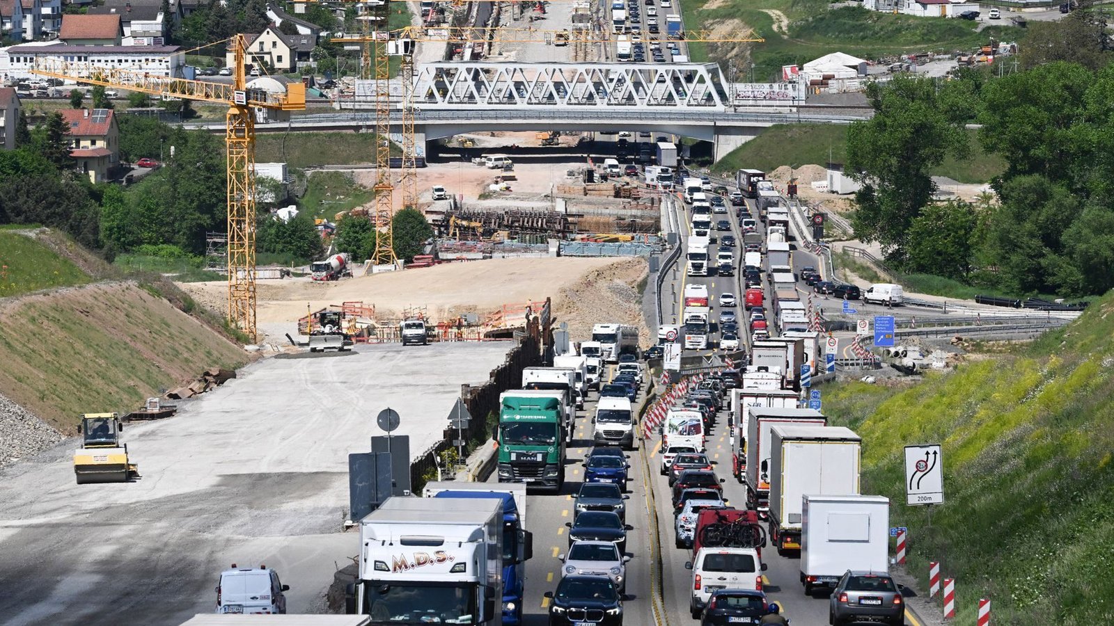 Immer wieder konfliktträchtig: die Autobahn 8 bei PforzheimFoto: dpa Immer wieder konfliktträchtig: die Autobahn 8 bei PforzheimFoto: dpa