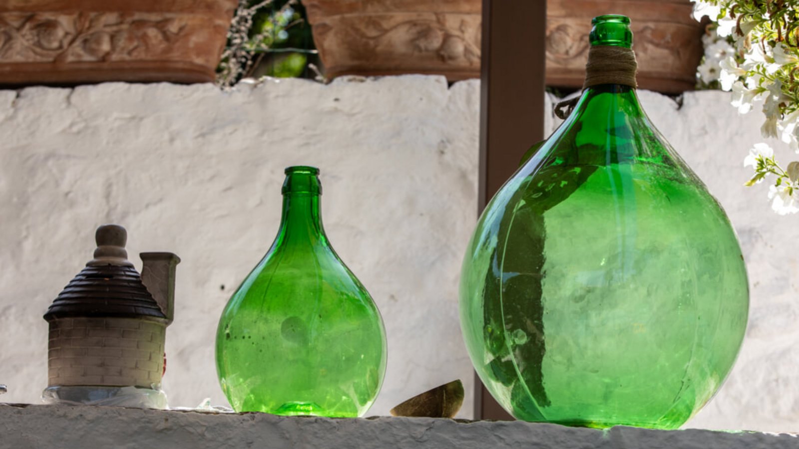 Erfahren Sie, wie Sie große Weinballons effektiv reinigen können. Von Hausmitteln bis zu speziellen Werkzeugen für hartnäckige Verschmutzungen.Foto: Wjarek / Shutterstock.com