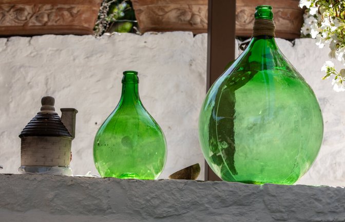 Erfahren Sie, wie Sie große Weinballons effektiv reinigen können. Von Hausmitteln bis zu speziellen Werkzeugen für hartnäckige Verschmutzungen.<span class='image-autor'>Foto: Wjarek / Shutterstock.com</span>
