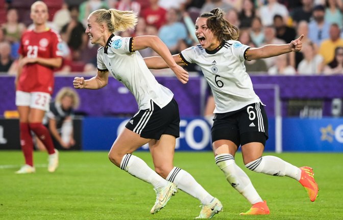 Lea Schüller  bejubelt ihr Tor zum 2:0 mit Deutschlands Lena Sophie Oberdorf.<span class='image-autor'>Foto: dpa/Sebastian Christoph Gollnow</span>