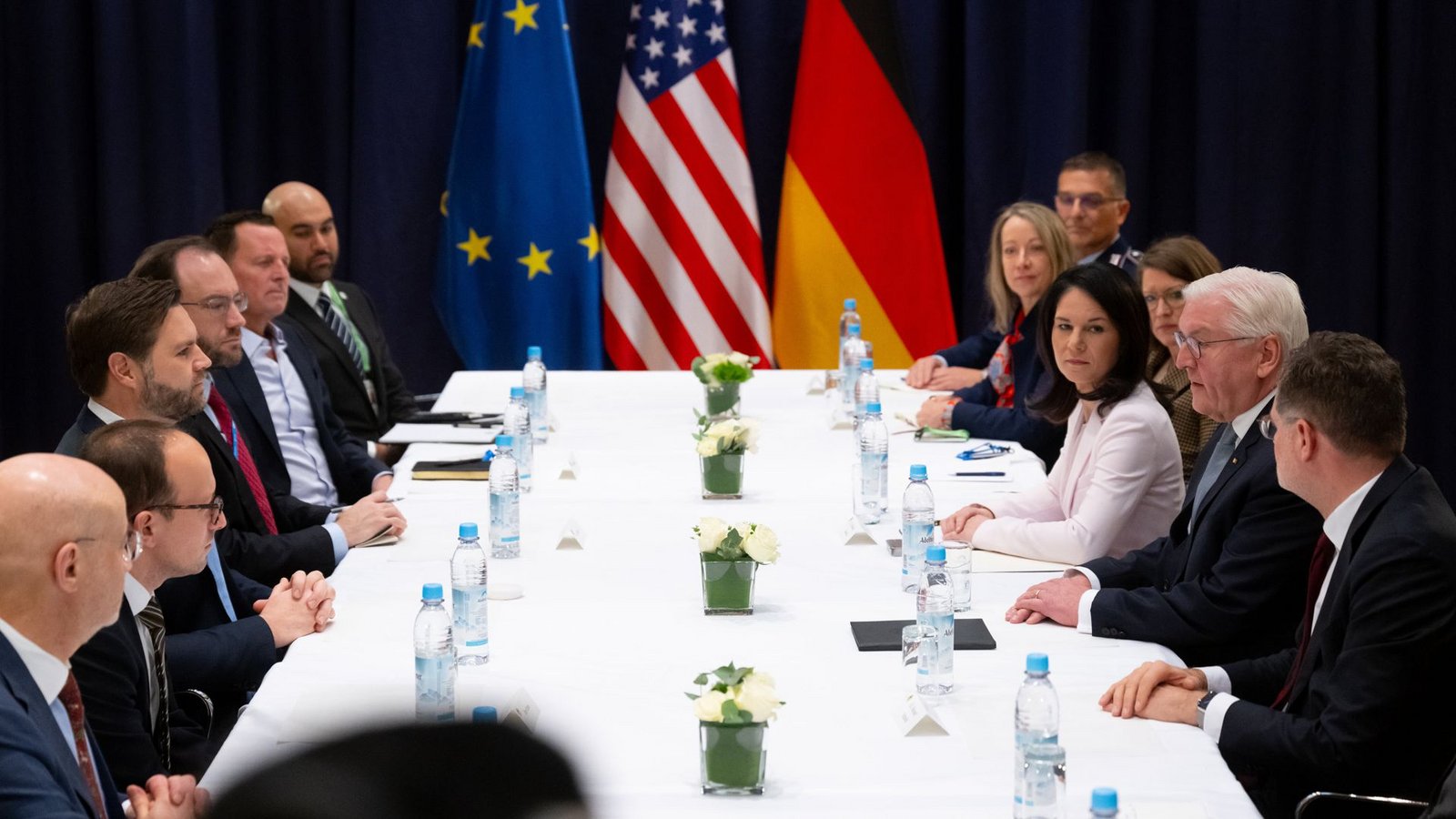 Bundespräsident Frank-Walter Steinmeier (Zweiter von rechts), J.D. Vance, US-Vizepräsident der Vereinigten Staaten von Amerika (Dritter von links), und Bundesaußenministerin Annalena Baerbock (Bündnis 90/Die Grünen, Dritte von rechts)   kommen bei der Münchner Sicherheitskonferenz zu Gesprächen zusammen.Foto: dpa/Sven Hoppe
