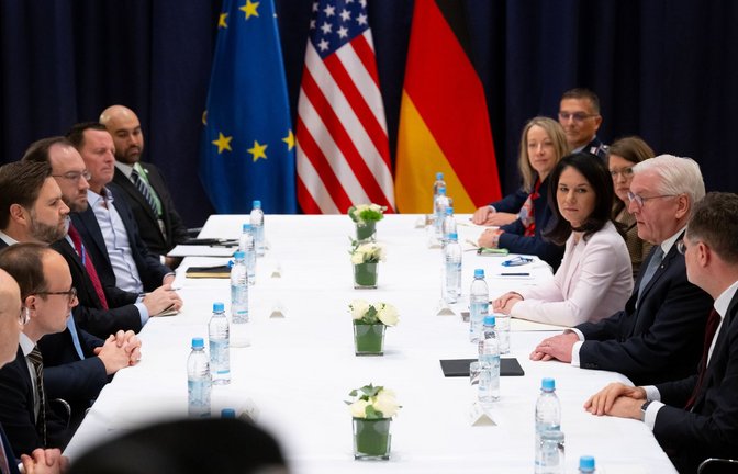 Bundespräsident Frank-Walter Steinmeier (Zweiter von rechts), J.D. Vance, US-Vizepräsident der Vereinigten Staaten von Amerika (Dritter von links), und Bundesaußenministerin Annalena Baerbock (Bündnis 90/Die Grünen, Dritte von rechts)   kommen bei der Münchner Sicherheitskonferenz zu Gesprächen zusammen.<span class='image-autor'>Foto: dpa/Sven Hoppe</span>