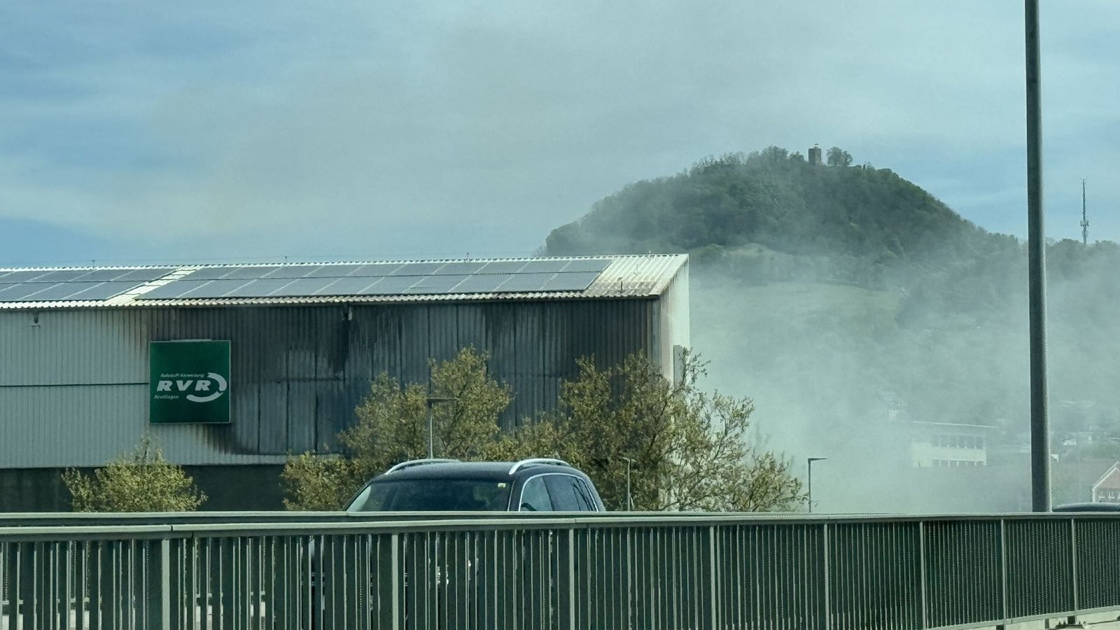 Die starke Rauchentwicklung sorgte für Sichteinschränkungen auf der B28 und dem Reutlinger Bahnhof.Foto: SDMG Die starke Rauchentwicklung sorgte für Sichteinschränkungen auf der B28 und dem Reutlinger Bahnhof.Foto: SDMG