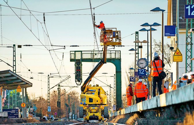 An der Riedbahn zwischen Mannheim und Frankfurt wird zurzeit über Monate mächtig gebaut.<span class='image-autor'>Foto: dpa/Andreas Arnold</span>