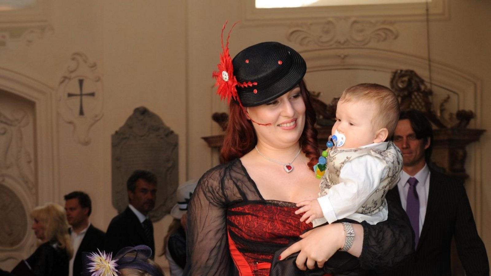 Gräfin Diana ist Hutmacherin auf der Mainau und Mutter zweier Kinder.Foto: dpa Gräfin Diana ist Hutmacherin auf der Mainau und Mutter zweier Kinder.Foto: dpa