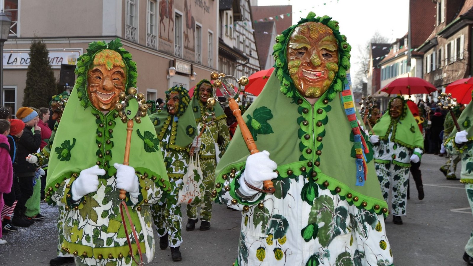 Endlich wieder richtig Fasnet – darauf freuen sich auch die Hopfennarren aus Tettnang, die in diesem Jahr Gastgeber eines großen Narrentreffens sind.Foto: red/Paul Martin Endlich wieder richtig Fasnet – darauf freuen sich auch die Hopfennarren aus Tettnang, die in diesem Jahr Gastgeber eines großen Narrentreffens sind.Foto: red/Paul Martin