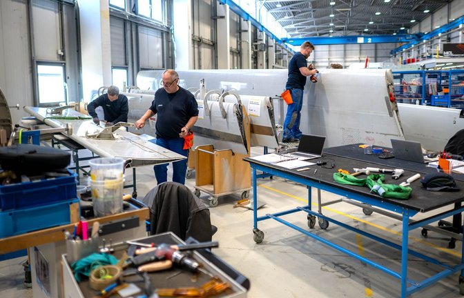In einer Werkstatt nahe Bremen werden Flugzeugteile aus ganz Europa repariert.<span class='image-autor'>Foto: Sina Schuldt/dpa</span>