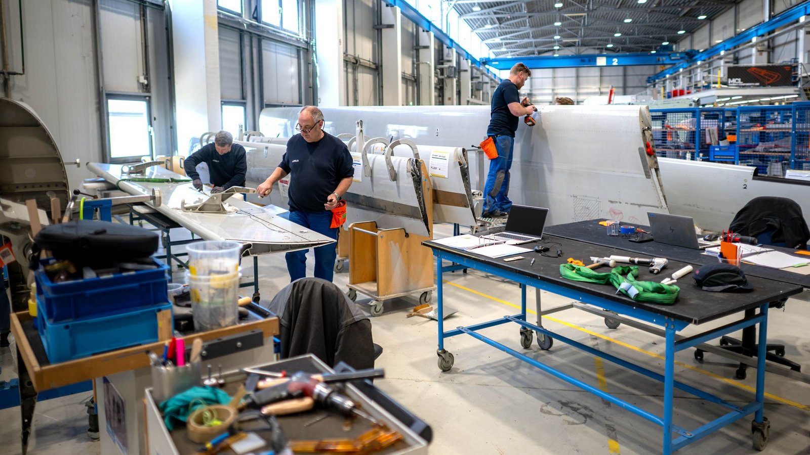 In einer Werkstatt nahe Bremen werden Flugzeugteile aus ganz Europa repariert.Foto: Sina Schuldt/dpa