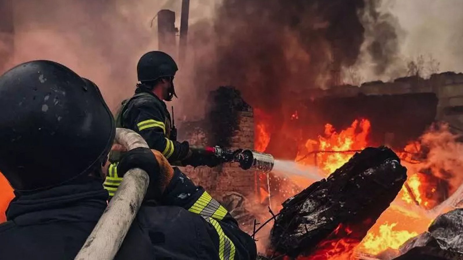 Ukrainische Feuerwehrleute löschen nach einem russischen Drohnenangriff einen Brand in der Hauptstadt Kiew.Foto: dpa Ukrainische Feuerwehrleute löschen nach einem russischen Drohnenangriff einen Brand in der Hauptstadt Kiew.Foto: dpa