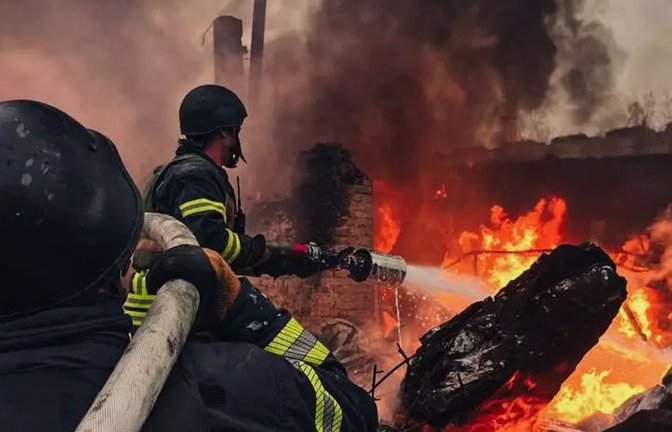 Ukrainische Feuerwehrleute löschen nach einem russischen Drohnenangriff einen Brand in der Hauptstadt Kiew.<span class='image-autor'>Foto: dpa</span>