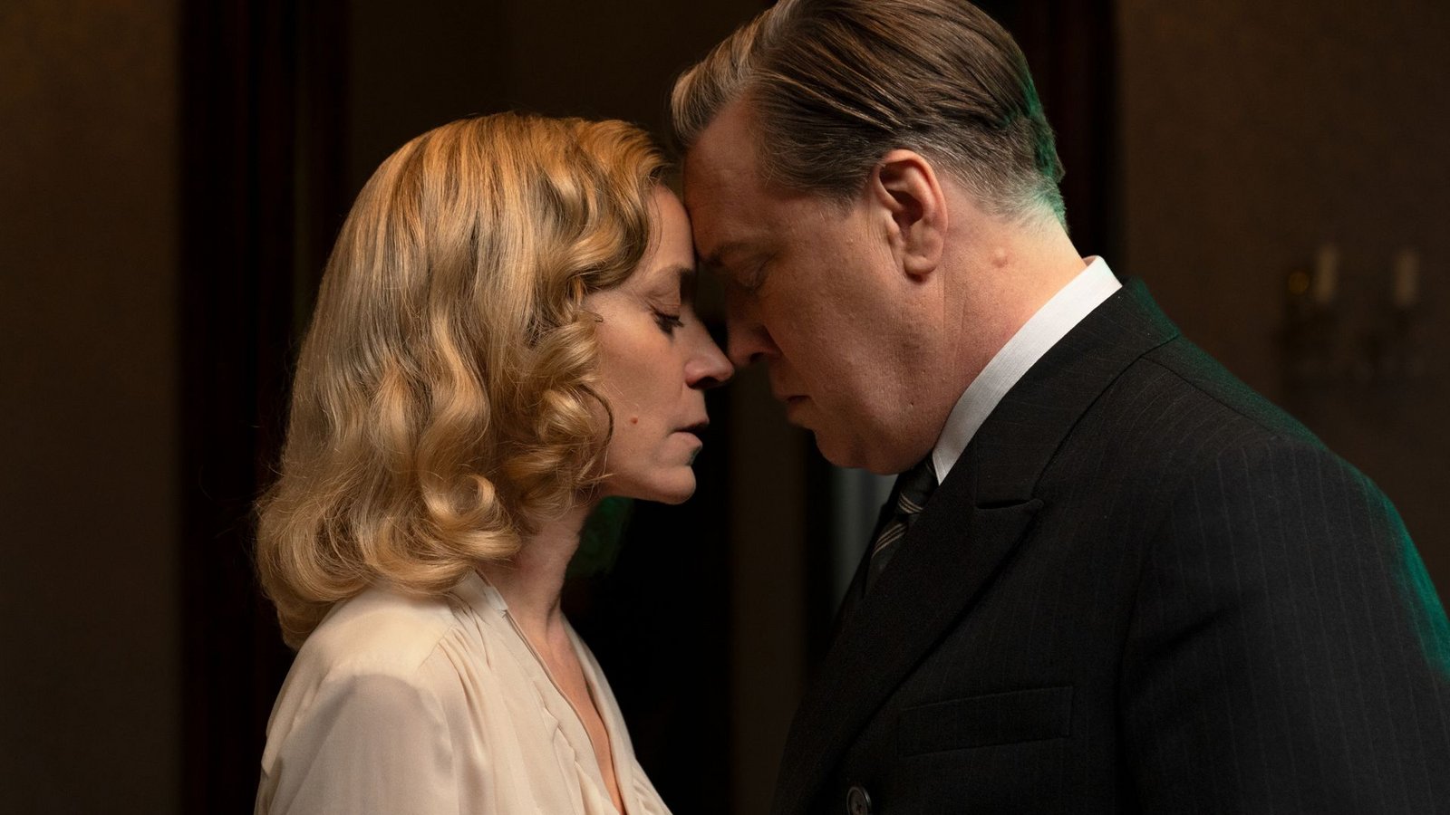 Ex-Schauspielerin Marleen Baumann (Jeanette Hain) und Gestapomann Buback (Nicholas Ofczarek) suchen einen Weg, dem Kriegschaos zu entkommen.Foto: ARD Degeto Film/NDR/Servus TV/Ca