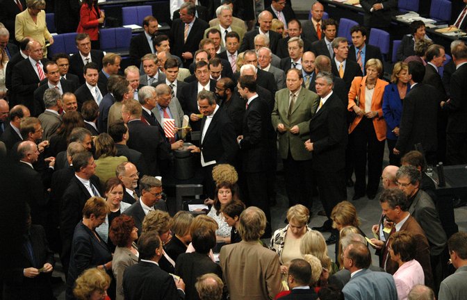 Mitglieder des Bundestags während der Abstimmung zur Vertrauensfrage unter Schröder am 1. Juli 2005.<span class='image-autor'>Foto: 360b/ Shutterstock</span>