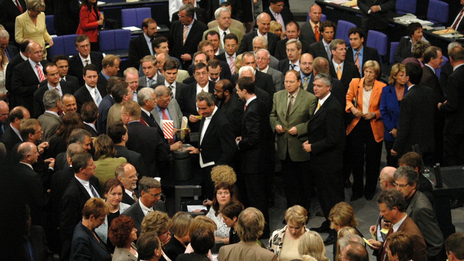 Mitglieder des Bundestags während der Abstimmung zur Vertrauensfrage unter Schröder am 1. Juli 2005.Foto: 360b/ Shutterstock Mitglieder des Bundestags während der Abstimmung zur Vertrauensfrage unter Schröder am 1. Juli 2005.Foto: 360b/ Shutterstock