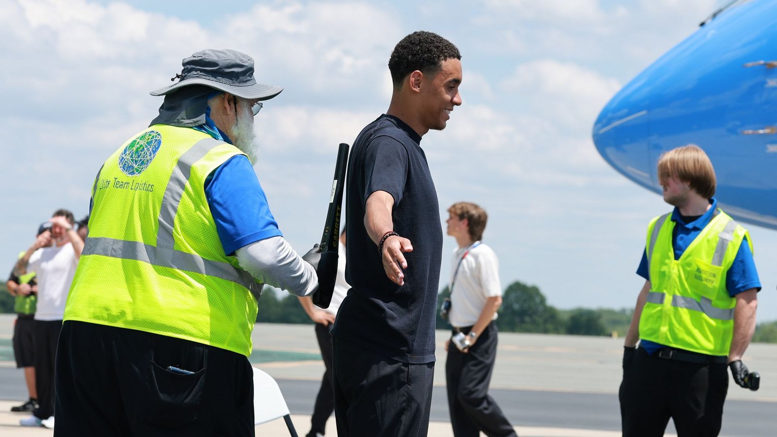 Jamal Musiala beim Security-Check vor dem Abflug der DFB-Elf.Foto: Jan Woitas/dpa