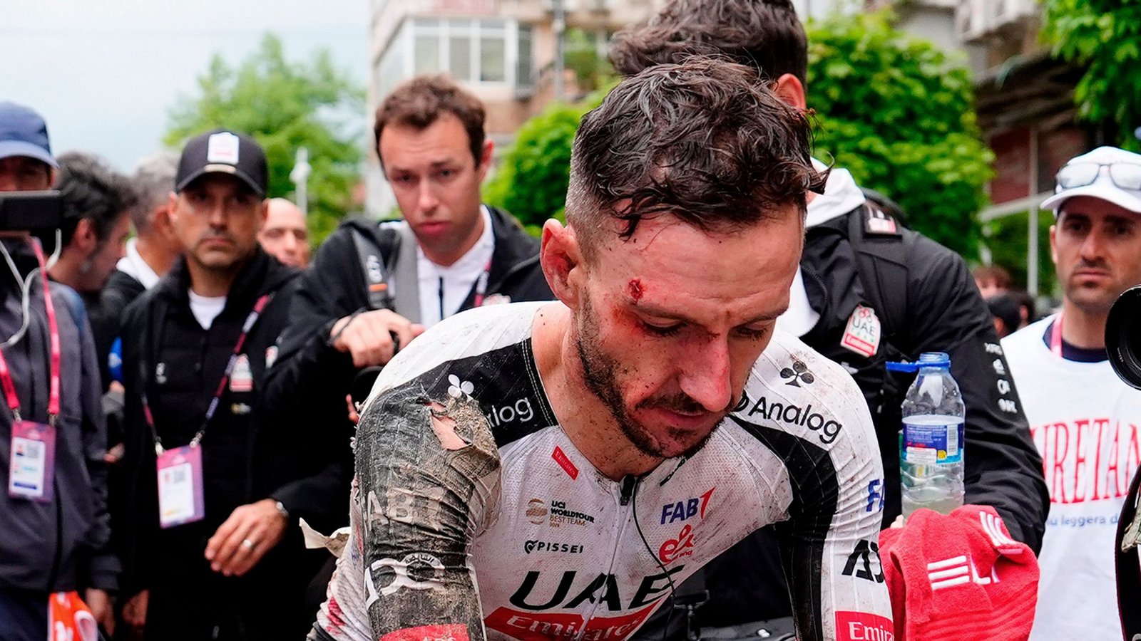 Trotz seines schweren Sturzes fuhr Adam Yates zunächst weiter.Foto: Fabio Ferrari/LaPresse/AP/dpa