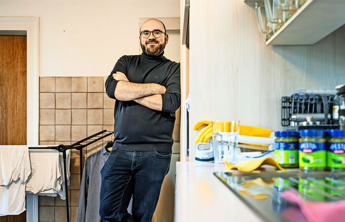 Konstantin in der WG-Küche<span class='image-autor'>Foto: Andy Reiner</span>