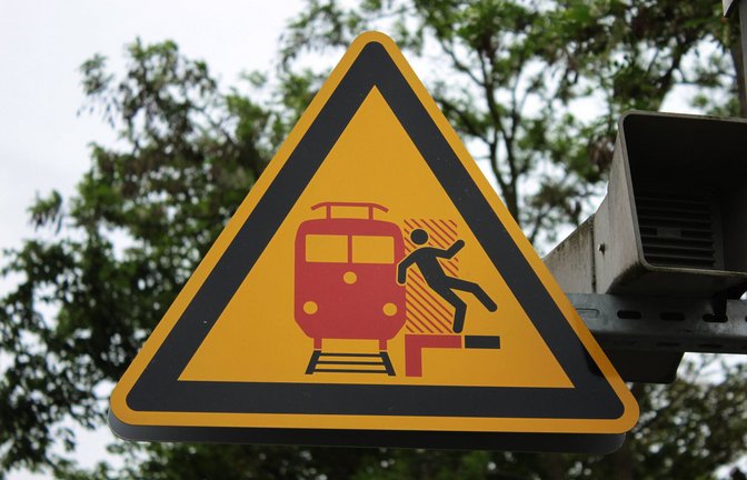 Der 23-Jährige missachtete das Warnschild „Zug kommt – weg von der Bordsteinkante“. (Symbolbild)<span class='image-autor'>Foto: imago/Rech/imago stock&people</span>