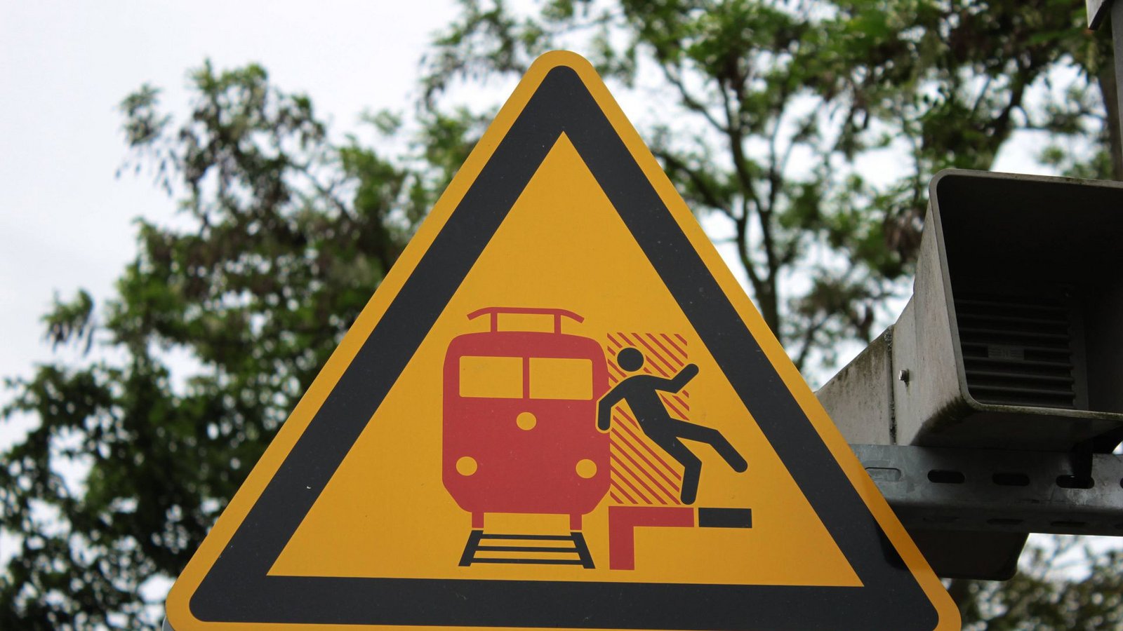Der 23-Jährige missachtete das Warnschild „Zug kommt – weg von der Bordsteinkante“. (Symbolbild)Foto: imago/Rech/imago stock&people